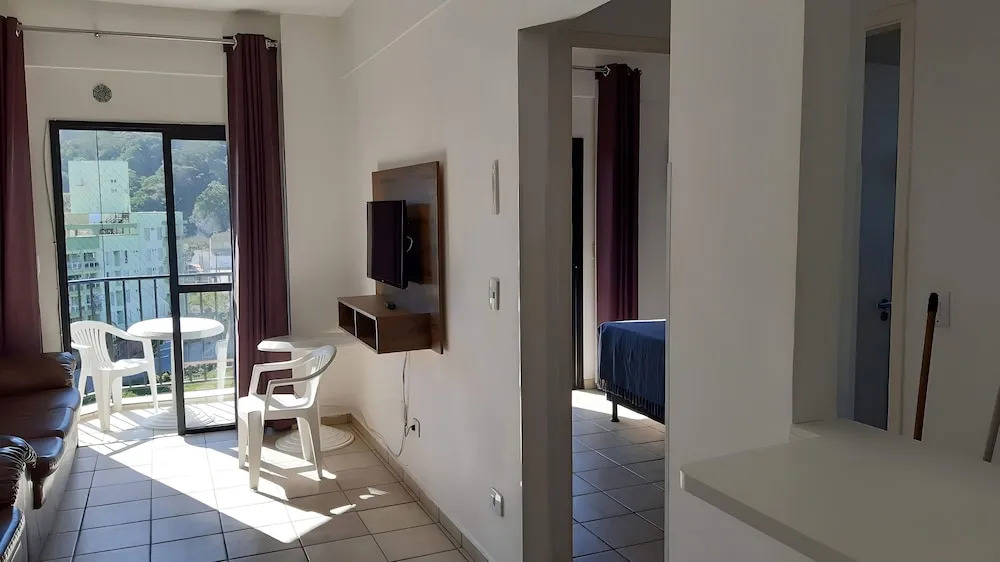 BIWA Condomínio cm Piscina, 1garagem, WI-FI 300 Mega, Central de vigilância remota , Centro do Guarujá, próximo à Praia da Enseada e próx do Comércio, horários check-in e check-out flexíveis