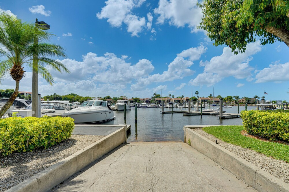 Resort-style Fort Myers Gem: Swim, Golf & Cruise!