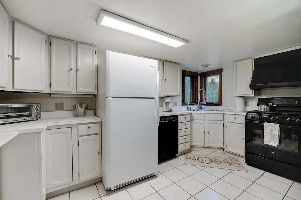 Killington Mountain Home! HotTub & 5 min to Skiing! 3 Bedroom Home by RedAwning
