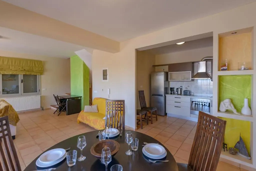 2 Bedroom Villa, Pool, Sea Views, Agios Nikolaos,