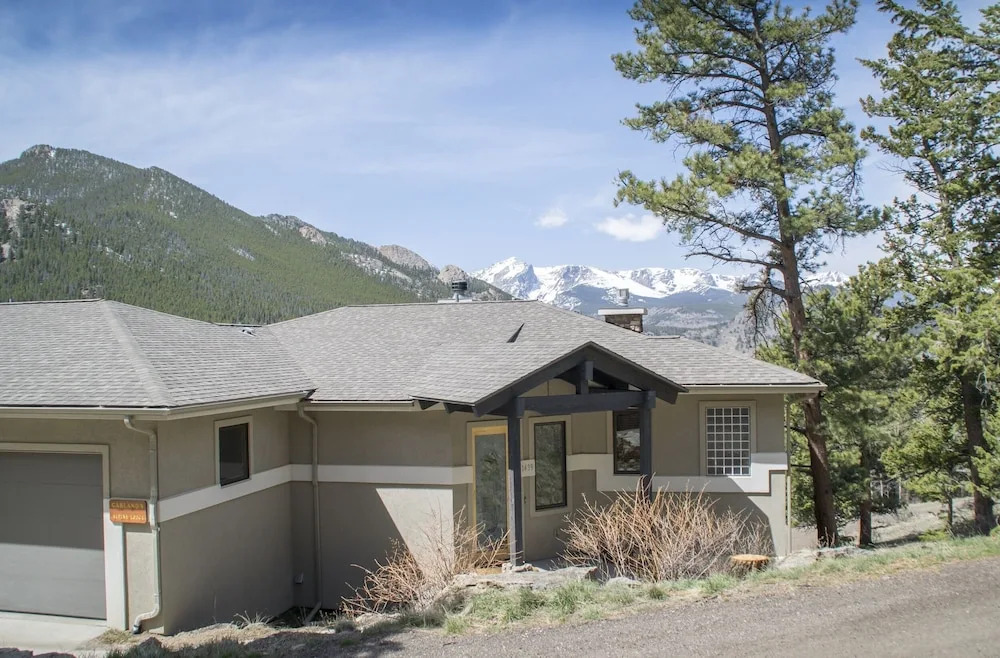 Garlands' Alpine Lodge Luxury Vacation At Windcliff 3 Bedroom Home by RedAwning