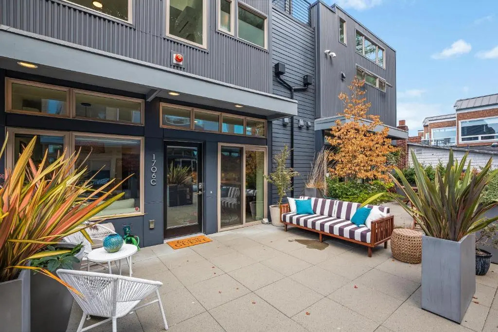 Alki Beach Escape Romantic Waterfront Getaway for 2