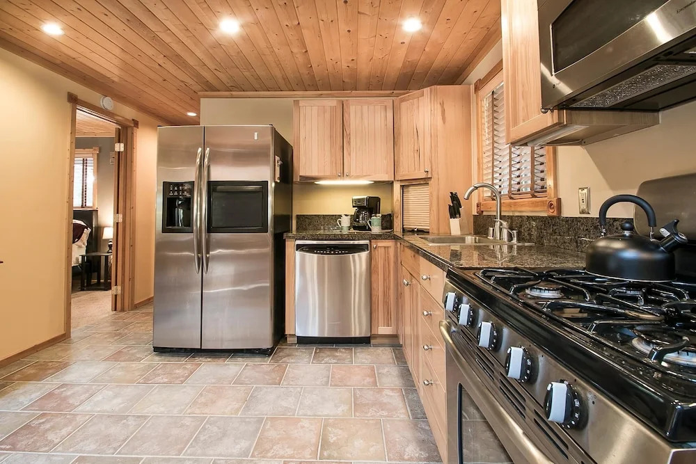 Log Hauler Haus Apartment 3 NW Comfy Cabins
