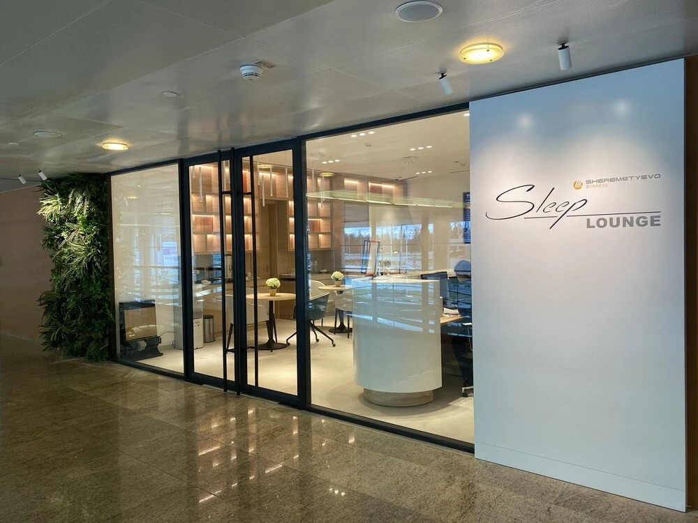 Зал сна и отдыха Sleep Lounge, Терминал D — хостел