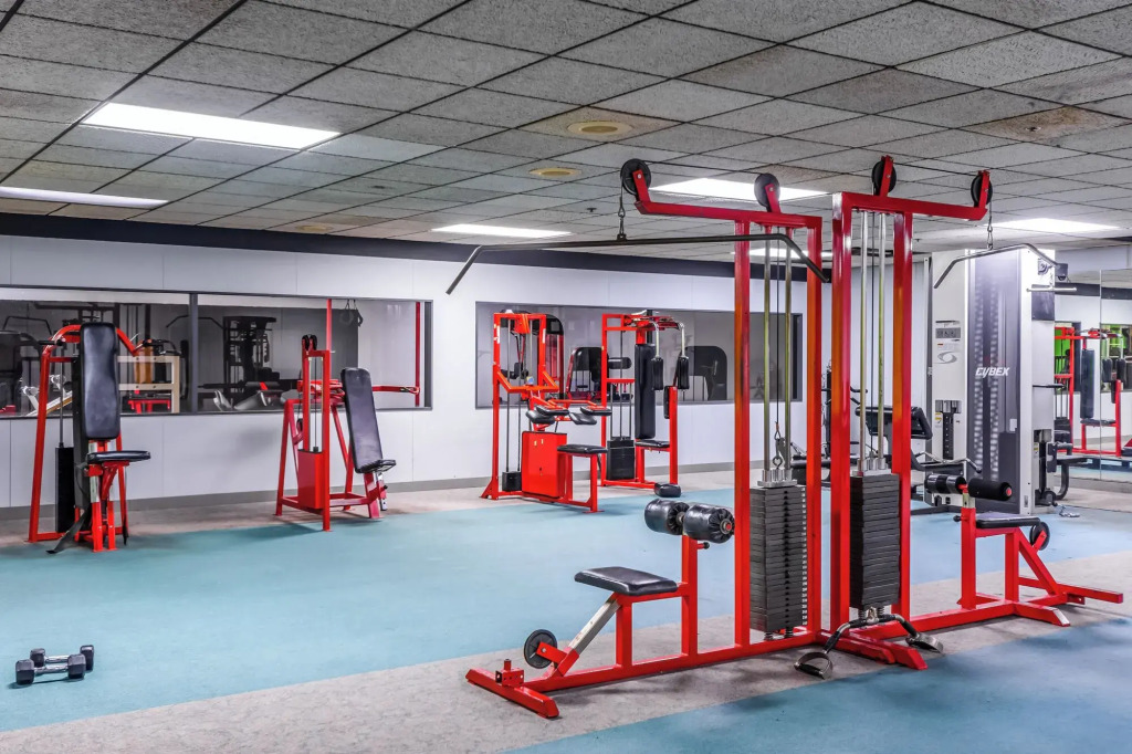 Suburban Studios Roseville-Detroit North