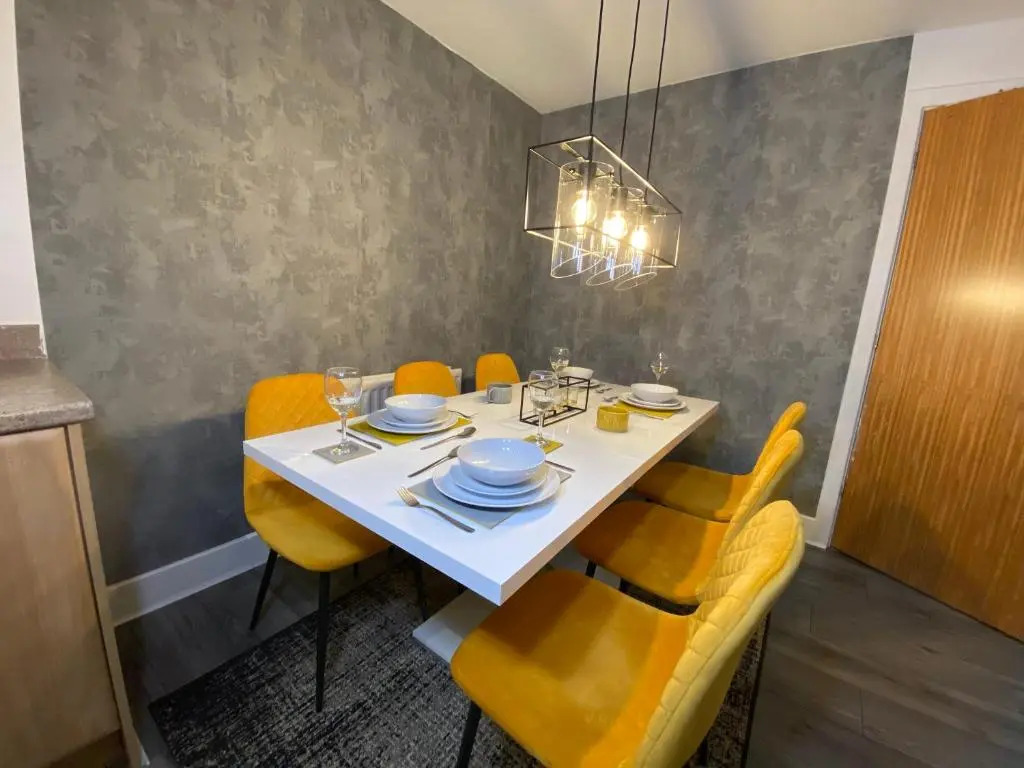 Classy 2 Bed Detatched House- Birmingham- Broad Street & Brindley Place- 10 min walk from Bullring, 02 Arena, New Street Station & Grand Central