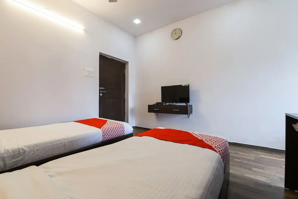 Oyo 16633 Green City Club House