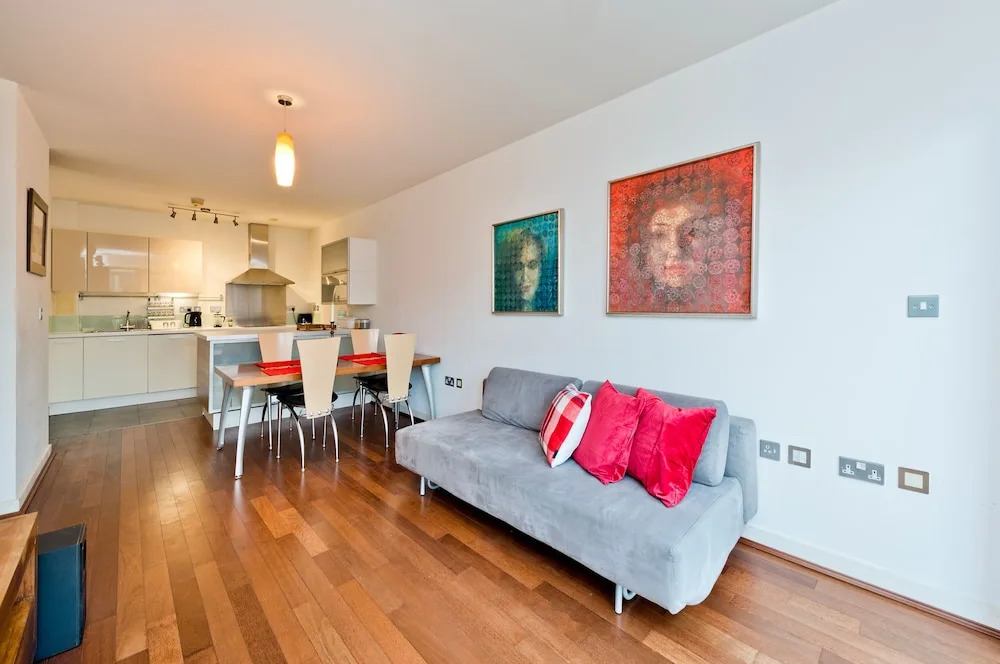 Spacious Flat With Balcony Close to the River in Greenwich by Underthedoormat