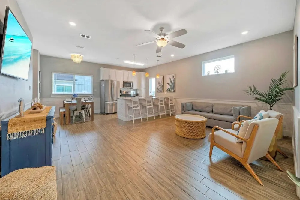 Sleeps 33! 4 Condos, Walk to the Beach, Resort-style Pool, Endless Summer Resort