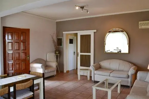Unwind in a Spacious flat with Gardens near Beach
