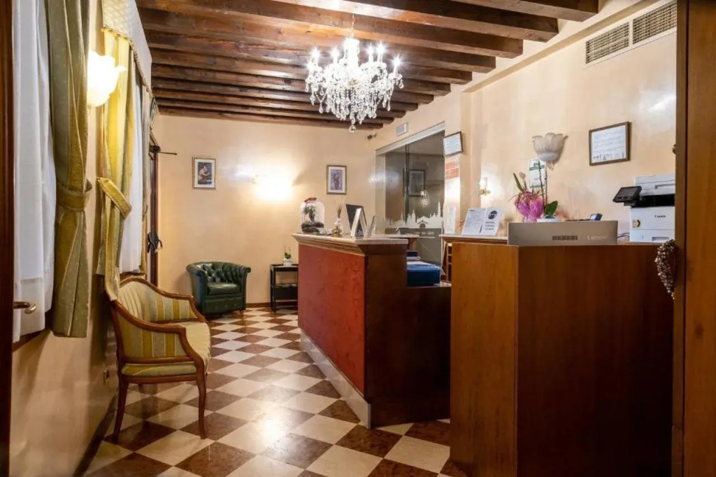 Hotel Villa Sara with pool and parking near Venice