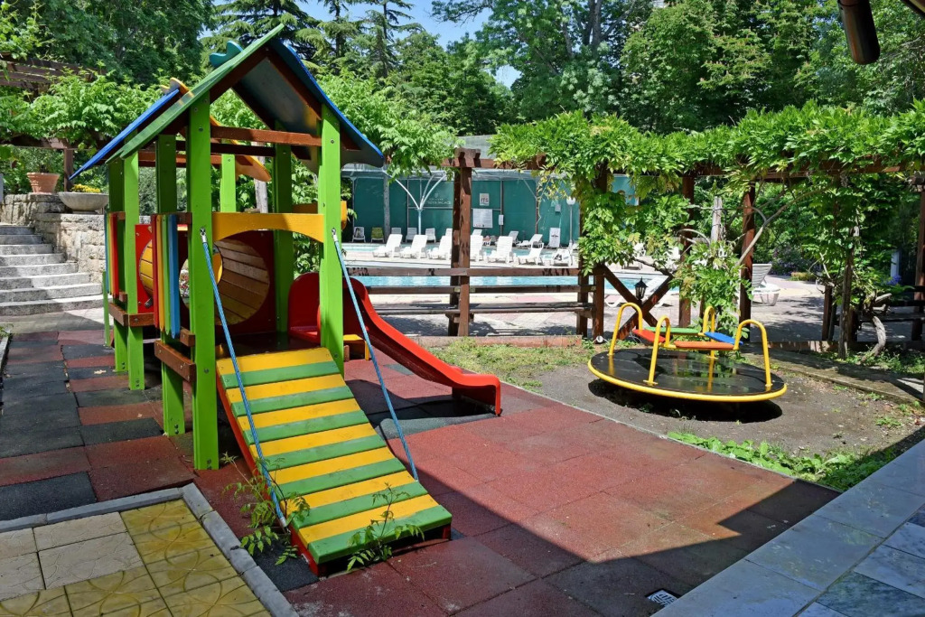 Estreya Residence Hotel