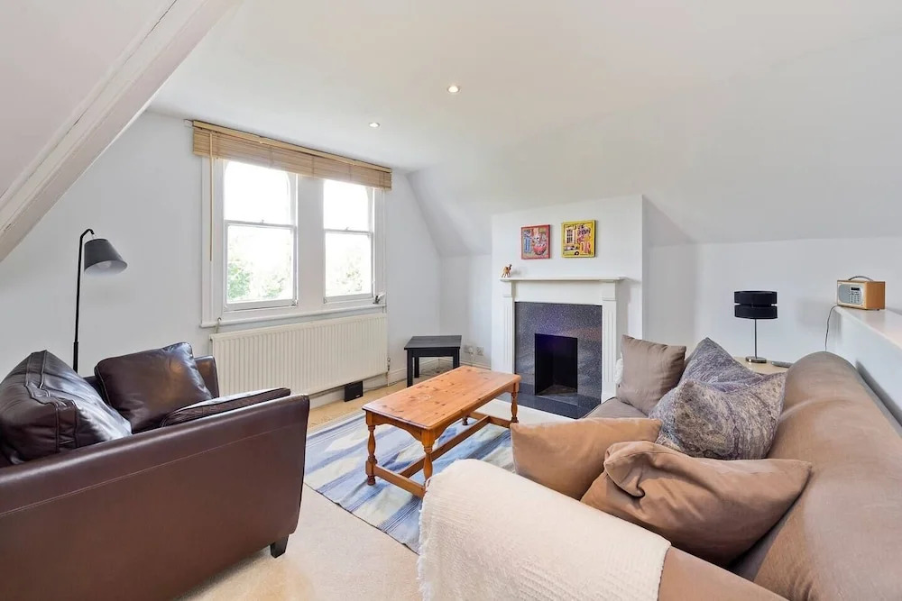 Spacious & Bright 2-bed Flat By Wandsworth Common