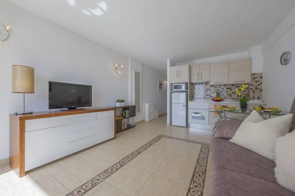 307 Bright Apartment, Sea View, WiFi, Air Conditioning