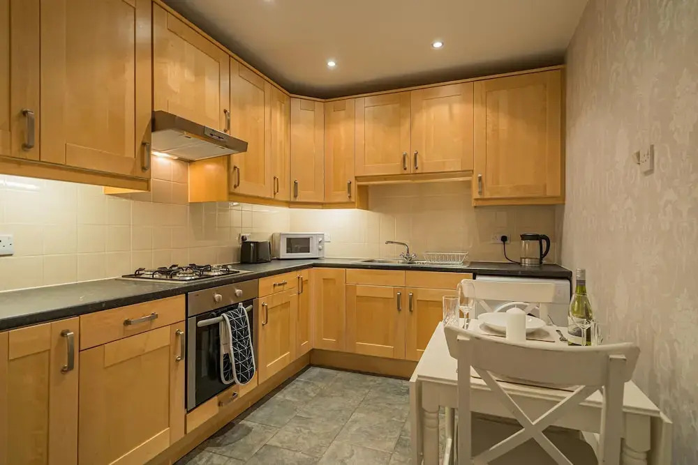 Chic 2 Bedroom Apartment near Old Town