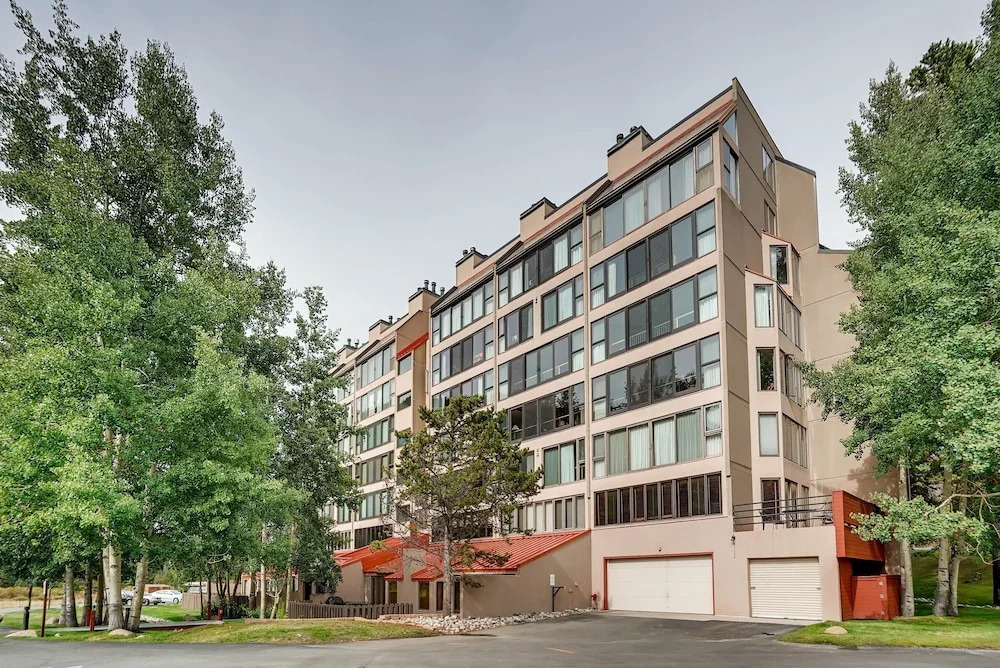 Spacious Remodel, 4br, Minutes To Conf Center & Slopes! 4 Bedroom Condo by RedAwning