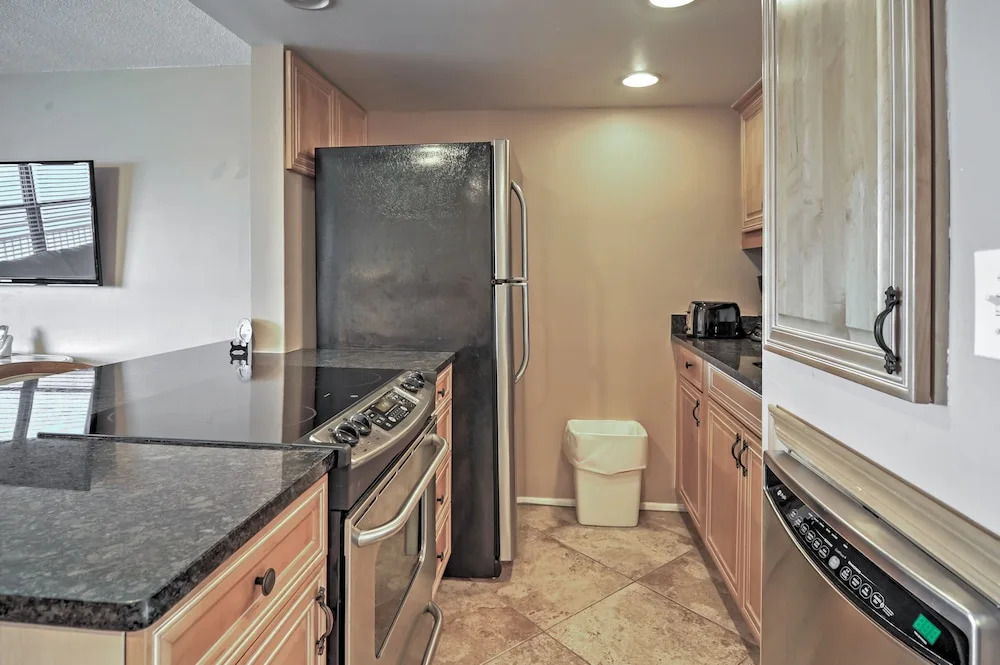 Beachfront St Petersburg Condo w/ Community Pool!