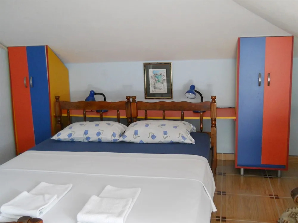 Apartment and Rooms Antun