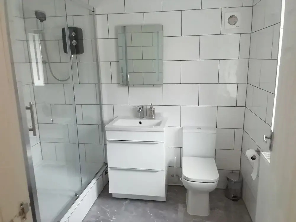 Central Guest Room - En-suite, Parking