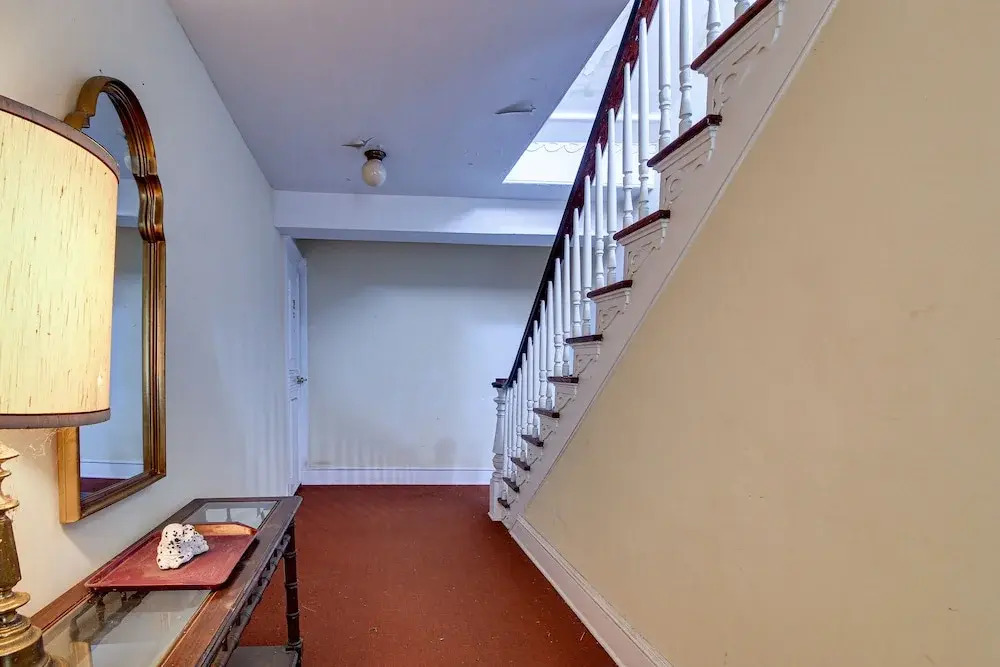 Downtown Savannah Apartment, Walk to Forsyth Park!