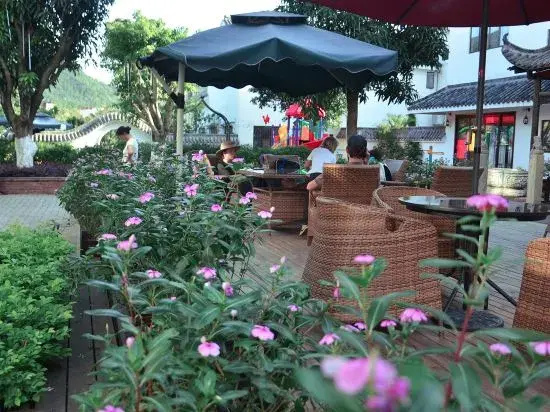 Zhenyangxia Scenic Area Theme Inn