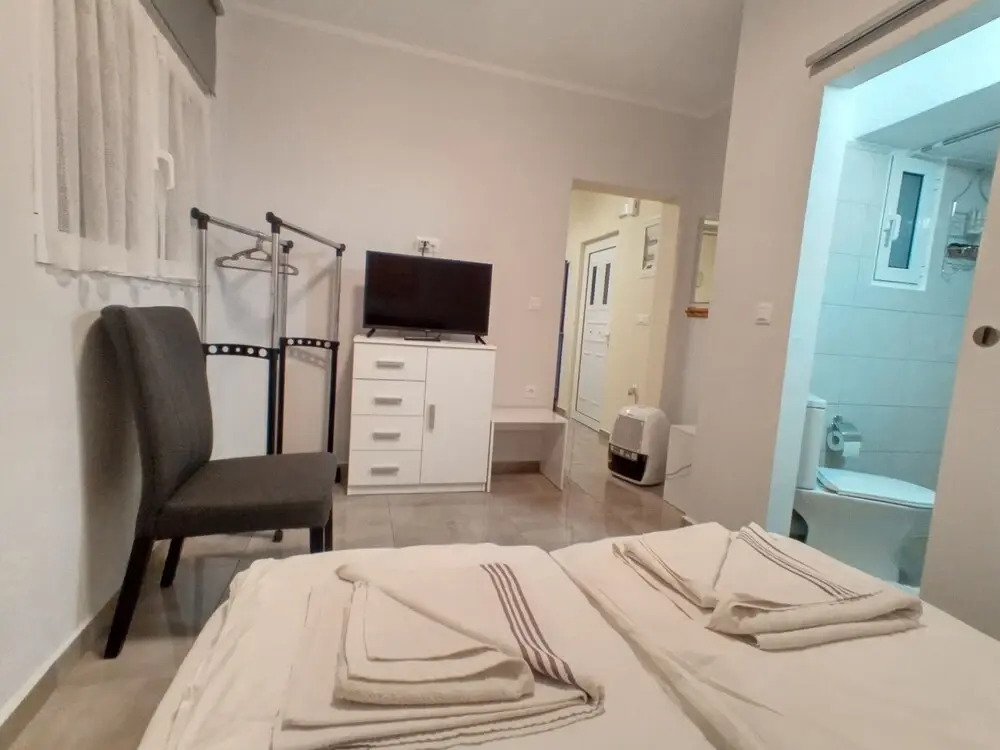 Astrihome - 2 Beautiful Small Apartments on top of Each Other Ideal for 5 Guests