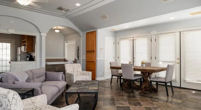 Hounds Tooth Inn
