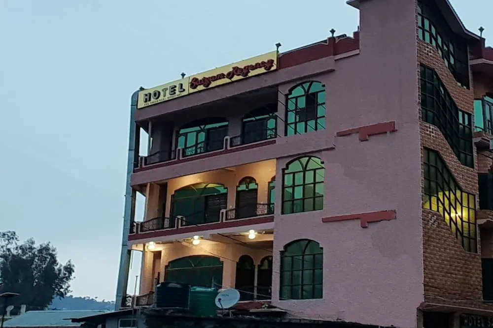 Oyo 30576 Satyam Regency