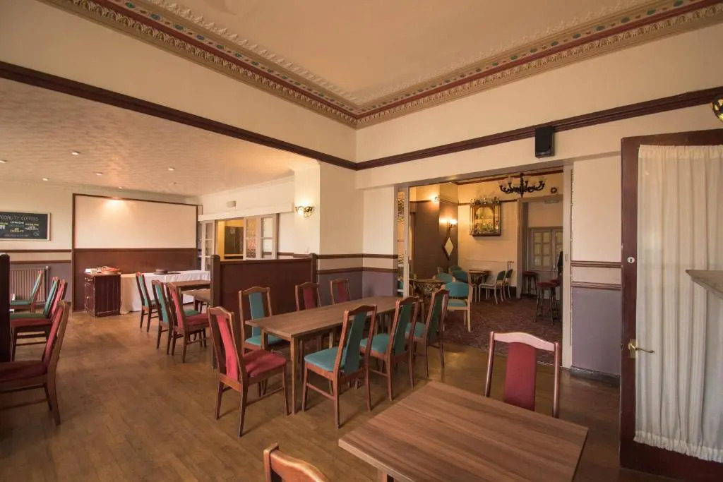 Pinegrove Hotel
