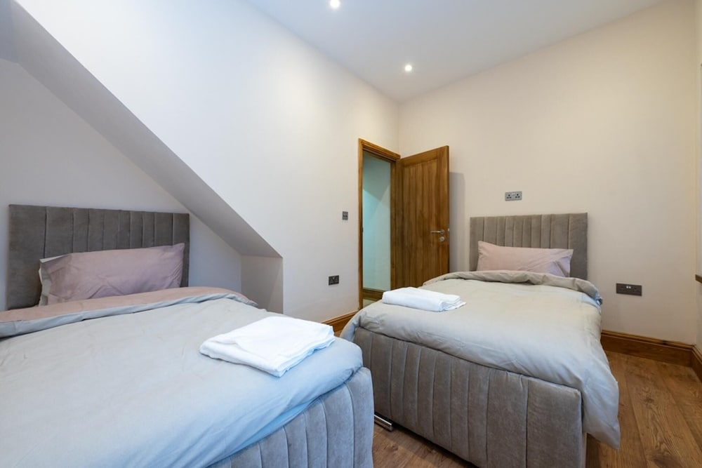 Tranquil Stoke-on-trent 4bed, 2 Bath, Parking