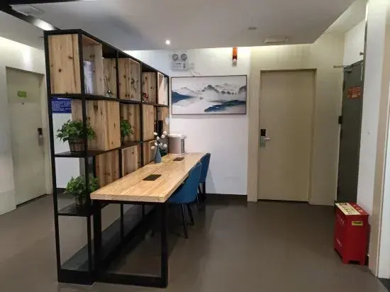 Yiheng Hotel (Shanghai Hongqiao Beixinjing Subway Station)