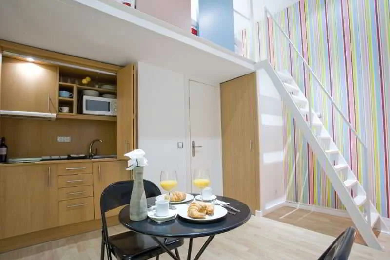 Apartamentos Colón 3000