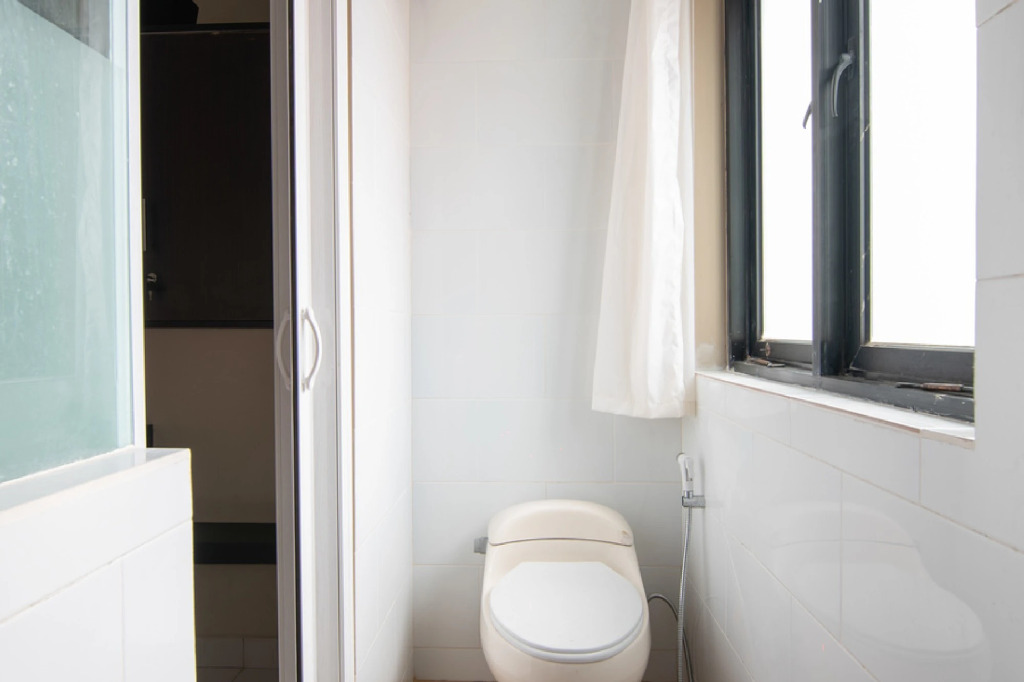 RedDoorz Plus near Hayam Wuruk 2