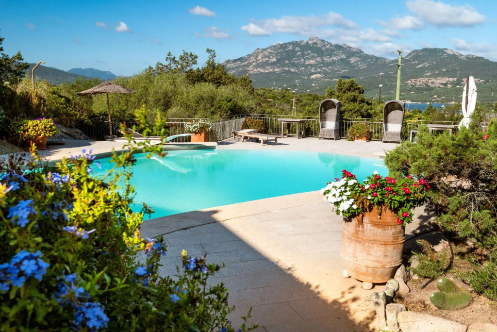 Exclusive villa with swimming pool and private park. The main part hosts 5 comfortable bedrooms (4 d-VILLA NINA