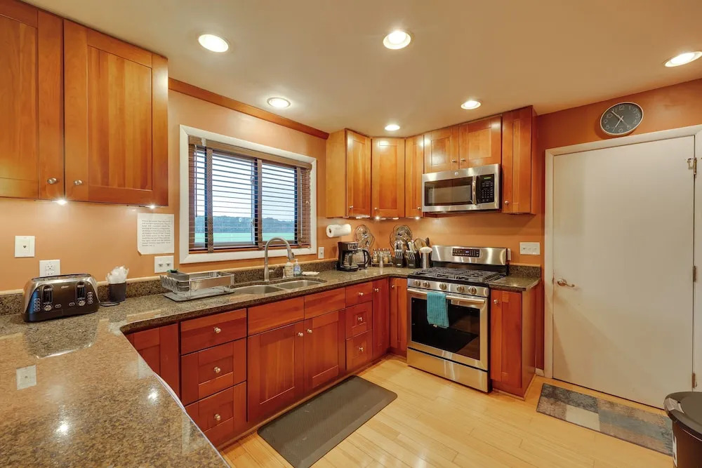 'river's Edge Retreat With Kayaks & River Access!