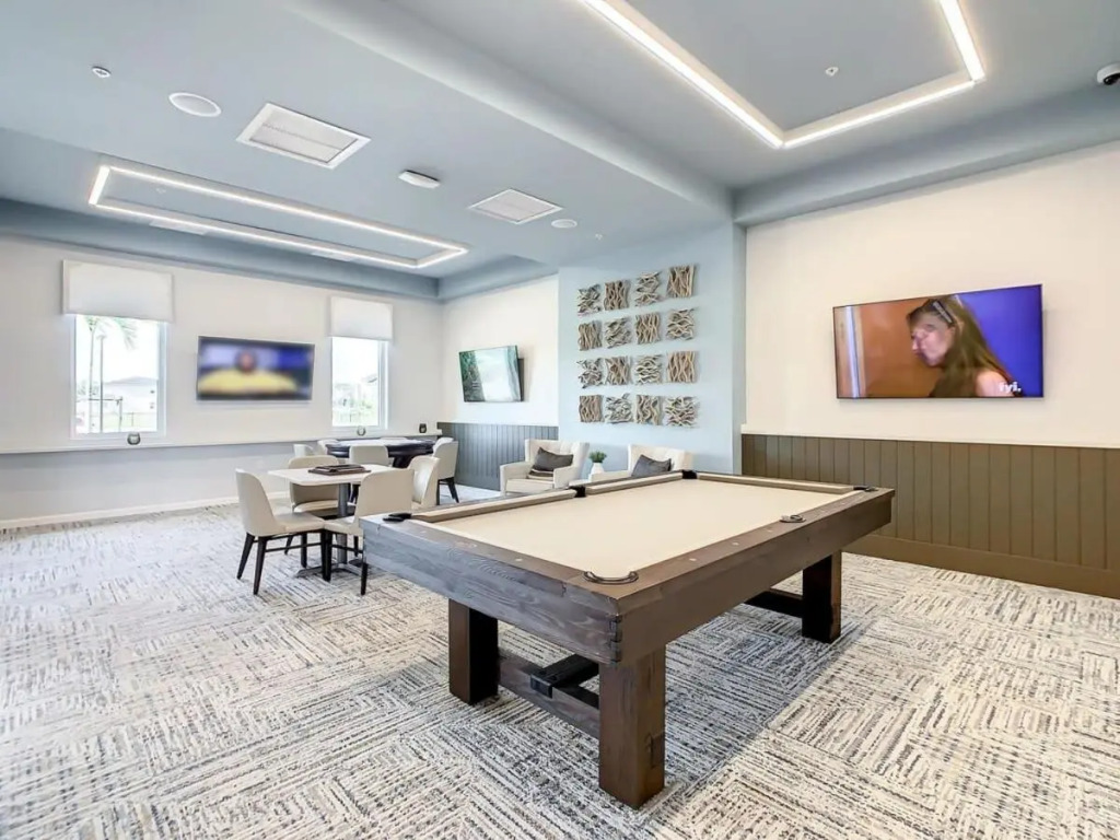 Vivid 2BR condo with free Waterpark at Storey Lake