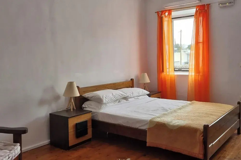 1-bed House Sleeps 4 - Free Parking, Patio, Wifi