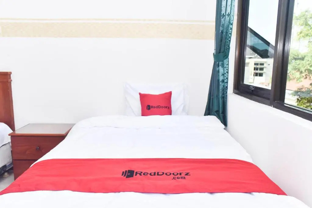 RedDoorz near Lenmarc Mall Surabaya