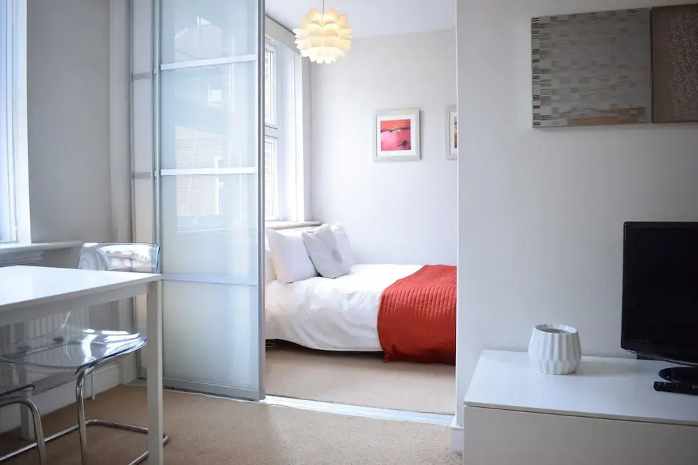2 Bedroom Flat Near Tower Hill
