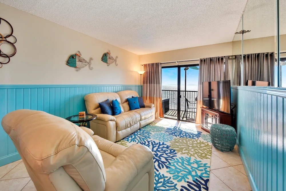 Villa Madeira 504 Sleeps 6/many Updates/walk to John's Pass!