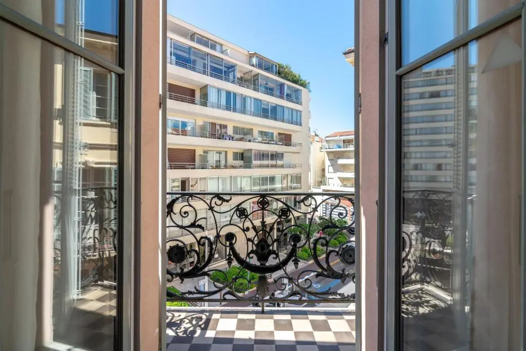 La Guitare 23 - Large Modern Studio with Balcony in Center of Cannes, Just Behind Grand Hotel