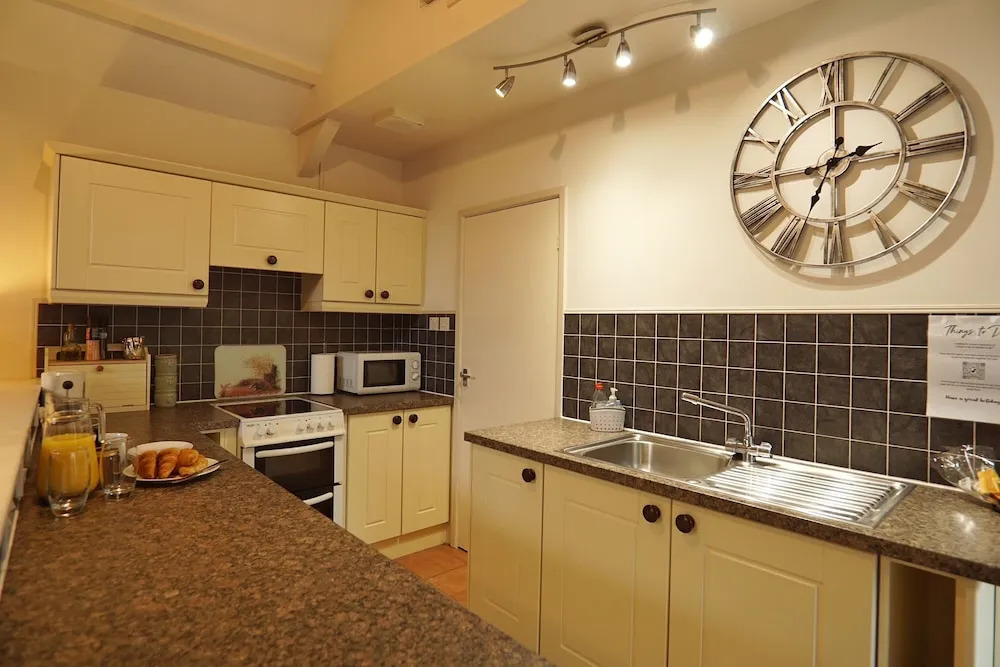 3-bed Cottage - Sleeps 5, Riverside, Hot Tub, Pets