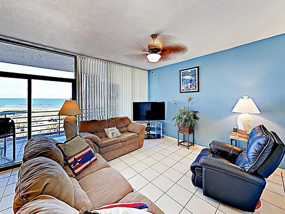 New Listing! Posh W/ Pool - Steps To Beach 2 Bedroom Condo