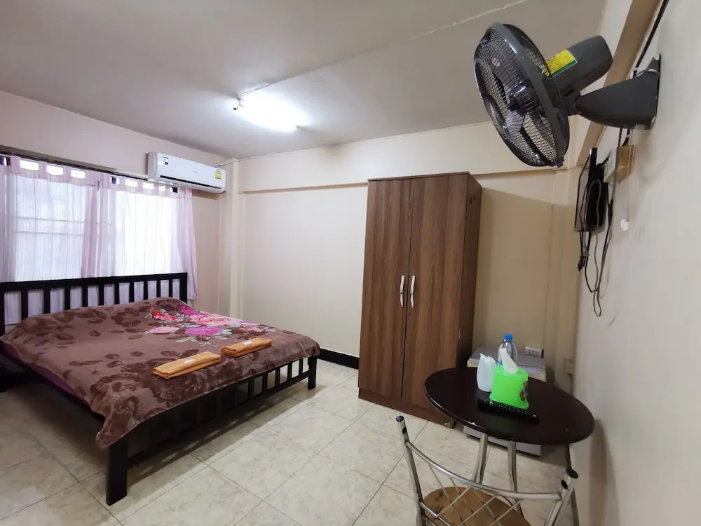OYO Flight Hut Hotel