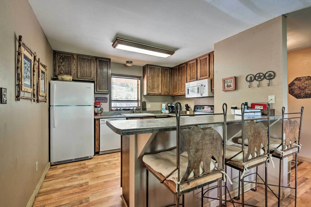 Cabin-style Condo w/ Deck Near Angel Fire Resort