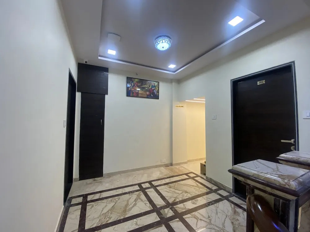 Hotel Classio Inn - Near Kokilaben Hospital, Andheri West Mumbai