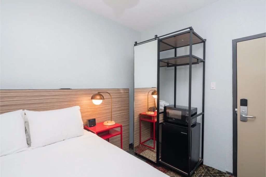 The Pontiac Hotel & Hostel