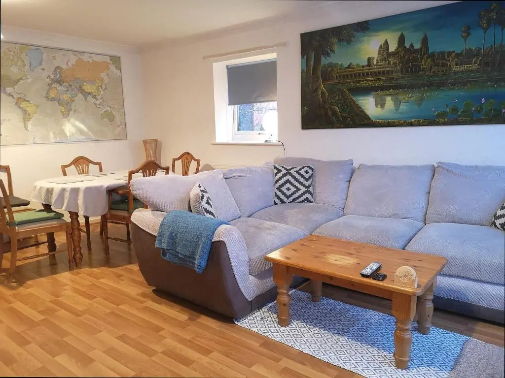 BrumStay UK - 5 Bed TownHouse with Garden and Parking for upto 3 small cars
