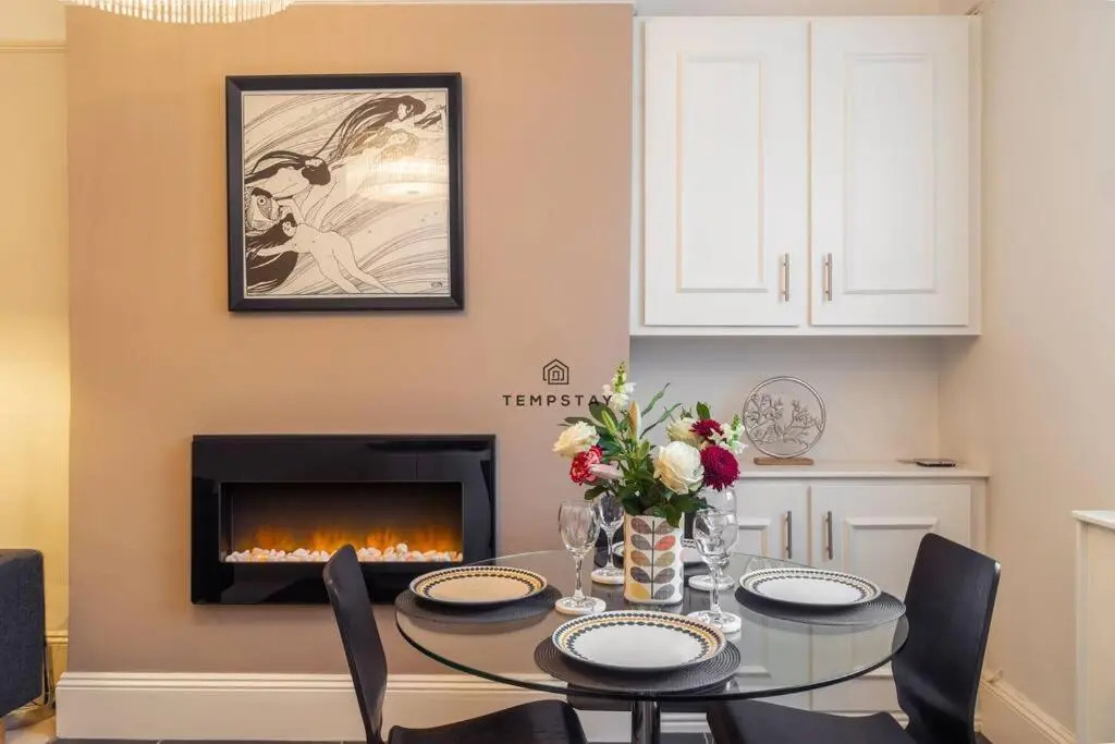 5 Min To Castle & Shops - Charming Character Home