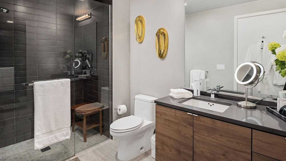 41st Floor! 2bdr w/ Luxury Amenities & Balcony Skylux Penthouse by Avantstay